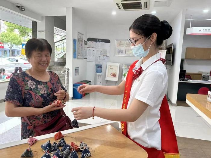 工行海宁支行开展“悠悠粽子香，浓浓工行情”端午节驿站活动