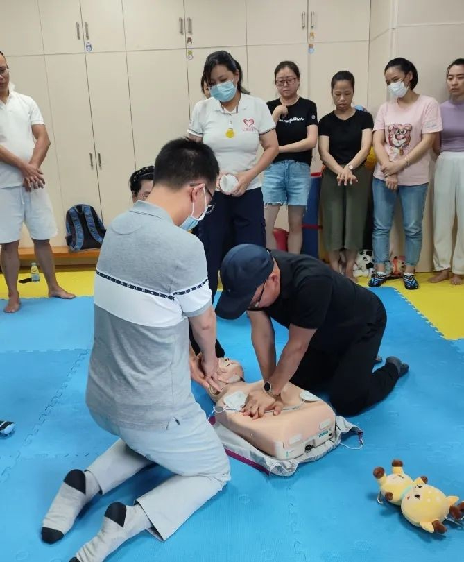 六、建立管控群组,确保信息触达