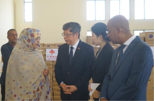 驻毛里塔尼亚大使李柏军出席中国外交部援助毛塔外交部物资交接仪式