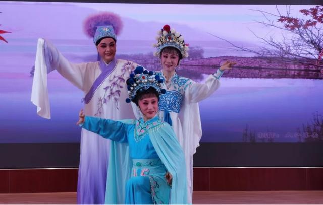 越剧新戏进社区，沪上居民为许仙与白娘子的圆满结局喝彩