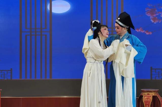越剧新戏进社区，沪上居民为许仙与白娘子的圆满结局喝彩