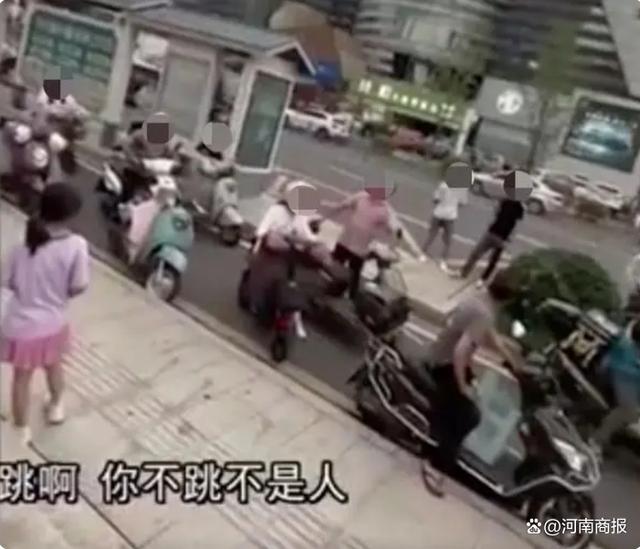 男子高楼徘徊数小时后跳楼身亡，疑有围观者起哄“不跳不是人”，警方回应