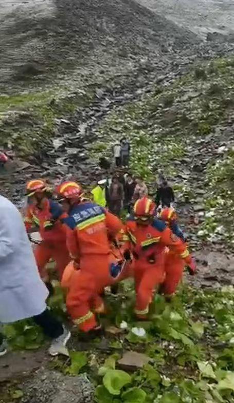 ↑越野车坠沟致2死2伤
