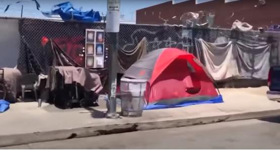美国洛杉矶县无家可归者激增：日均7万民众流落街头 非裔高达三成