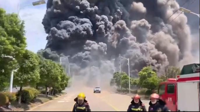 突发！江西贵溪市一化工厂发生爆炸！现场视频曝光