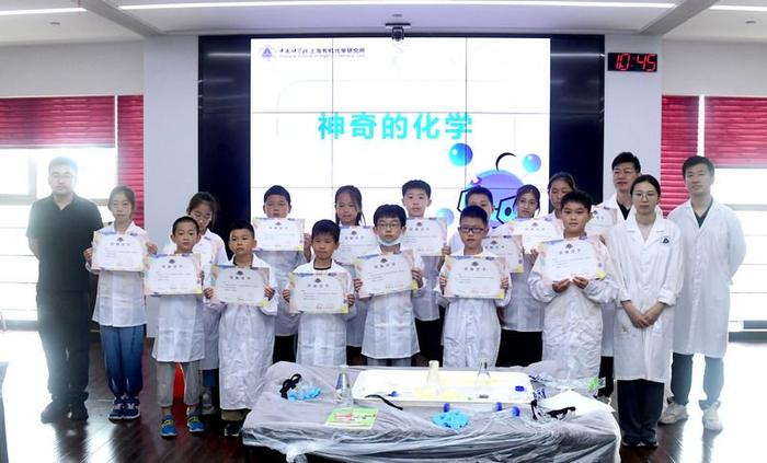 暑假首日制造“大象牙膏”，中科院专家指导小学生做神奇实验