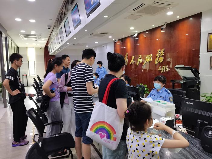 暑期旅游高峰已至，南京出入境证件办理量单月破8万人次