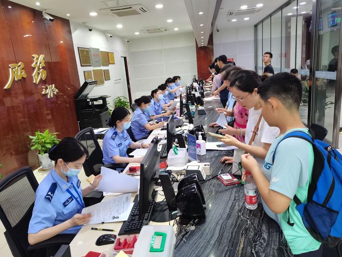 暑期旅游高峰已至，南京出入境证件办理量单月破8万人次