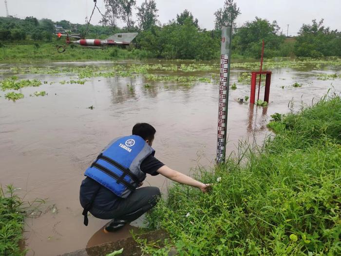 过去24小时重庆3个区县发生暴雨 28条中小河流出现1-6米涨水情况