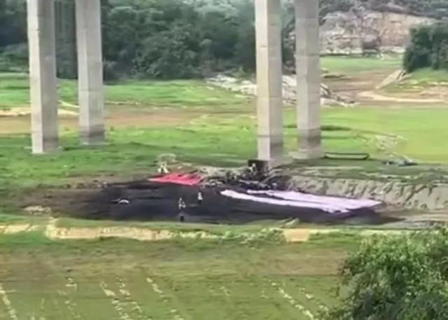 广西百色一油罐车侧翻坠落高架桥，2人身亡