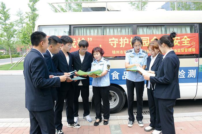 辽宁省锦州市市场监管局联合辽宁省凌海市市场监管局开展食品安全“你点我检”进校园活动