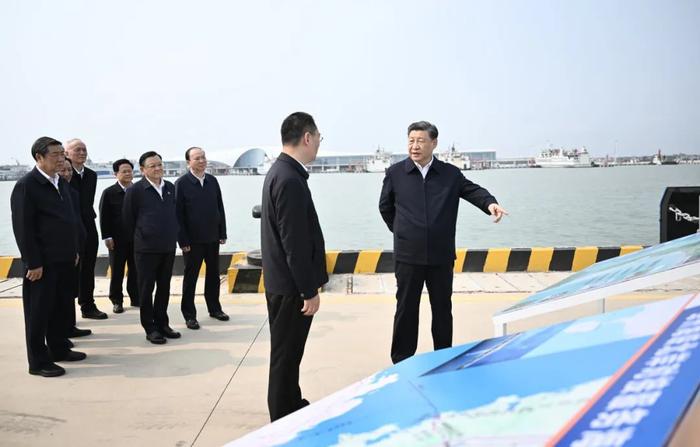 2023年4月10日,中共中央总书记、国家主席、中央军委主席习近平在广东省湛江市徐闻县徐闻港专用码头考察。新华社记者 燕雁 摄