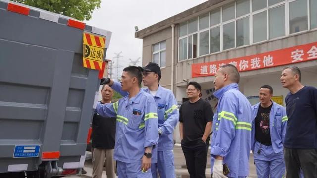 打造“绿色环卫”城市名片！新能源环卫作业车辆在宝山街头“上岗”