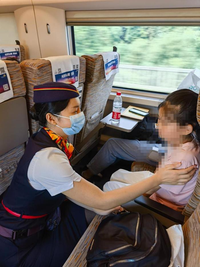 长沙南站惊错过，上海虹桥喜相逢|动二车队列车长为没赶上车的妈妈照顾好小女孩