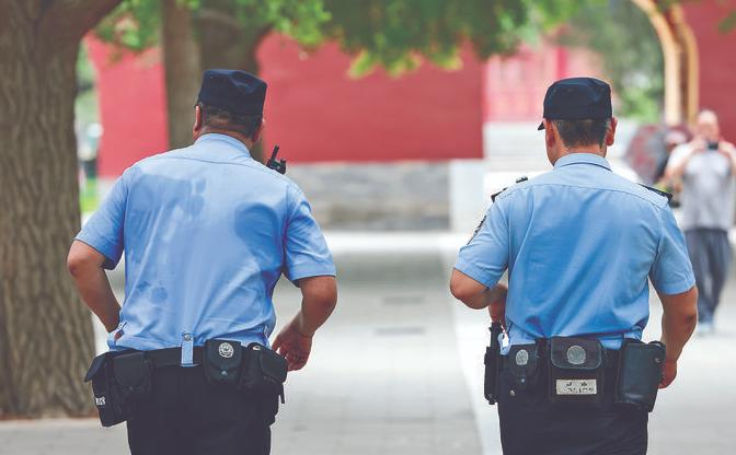 高温下坚守，风雨中前行！这就是人民警察！