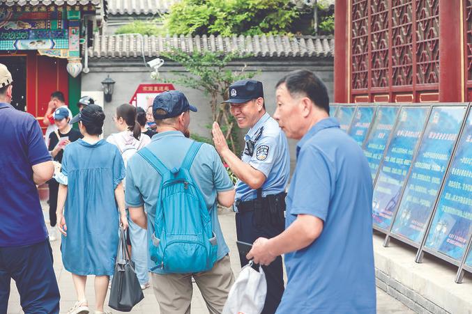 高温下坚守，风雨中前行！这就是人民警察！