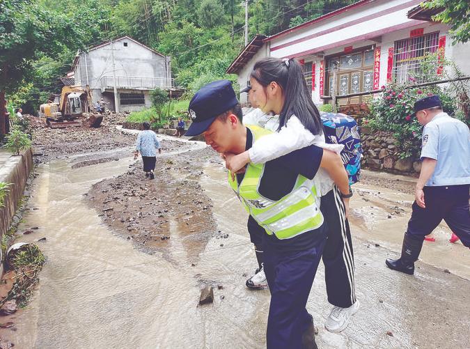 高温下坚守，风雨中前行！这就是人民警察！