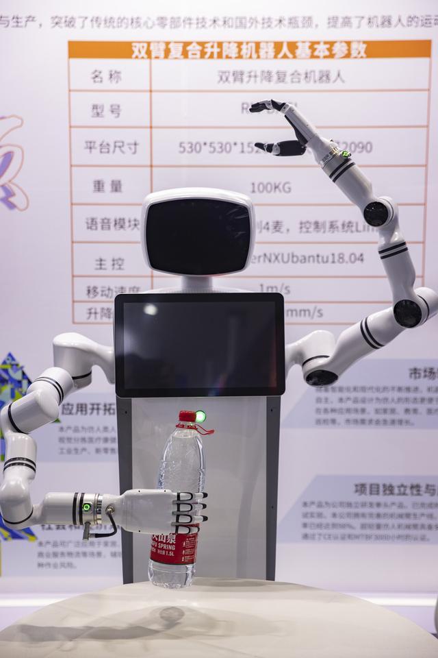 机器人单手举钢琴、AI30秒批作文……AI、数字人、机器人闪耀智能大会