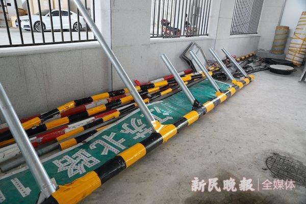图说:近期北横通道中西段被撞坏的限高杆被堆放在一起