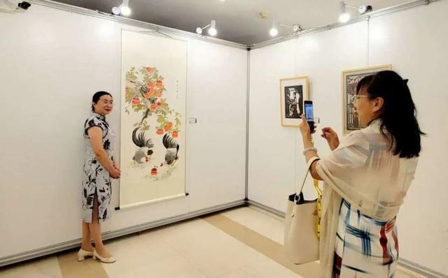 上海海派旗袍文化节东区第三届书画摄影展开幕