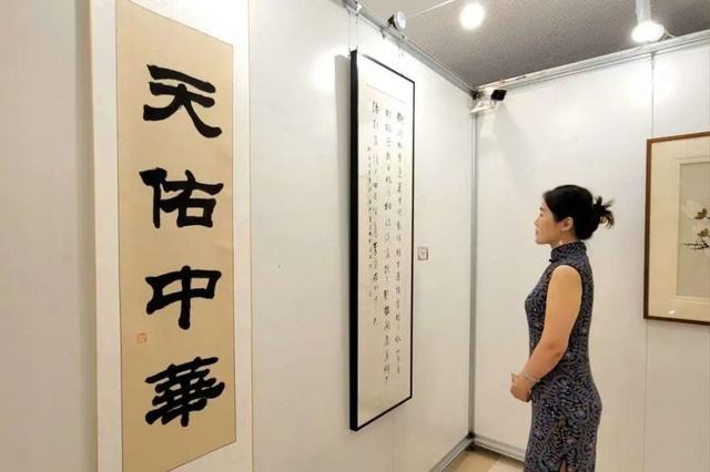 上海海派旗袍文化节东区第三届书画摄影展开幕
