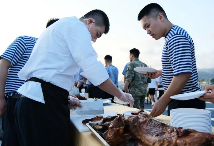 羡慕！军属登上甲板，与长航归来的水兵共赴音乐冷餐会