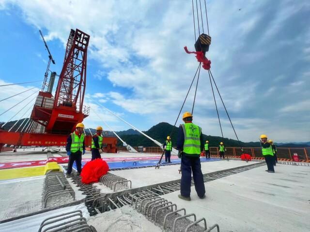 官新高速雪峰湖大桥成功合龙 为目前湖南省最大跨度钢混组合梁斜拉桥