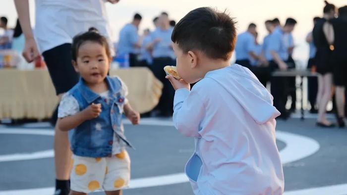 羡慕！军属登上甲板，与长航归来的水兵共赴音乐冷餐会