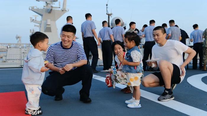 羡慕！军属登上甲板，与长航归来的水兵共赴音乐冷餐会