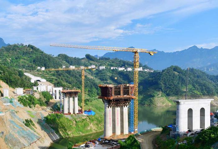 三峡枢纽茅坪港疏港铁路暑期建设忙