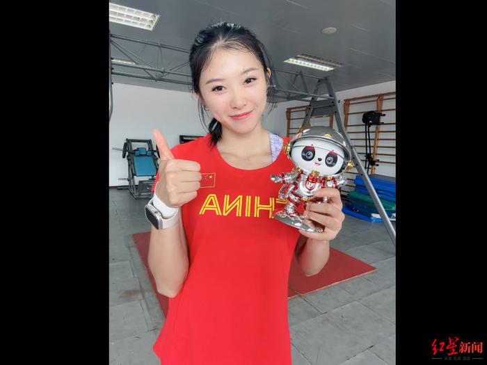 吴艳妮手持大运会吉祥物蓉宝,通过红星新闻向全世界参加大运会的运动健儿们送出祝福(视频截图)