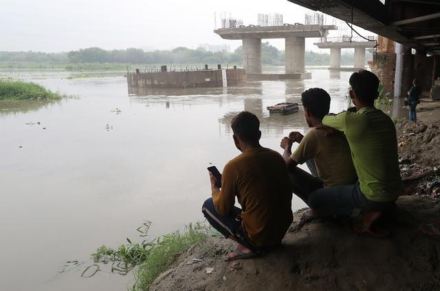 美国纽约州宣布进入紧急状态，暴雨洪水导致上万用户断电