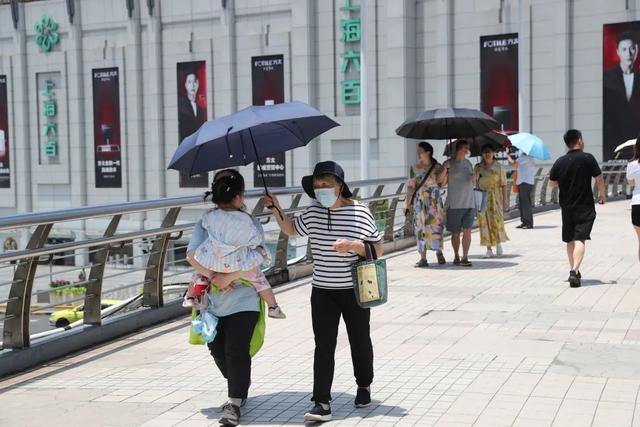 遇见徐汇｜出梅入伏，“热气”扑面，市民防晒“全副武装”