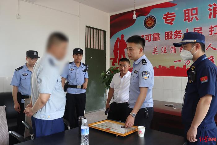 两男子身穿消防“制服”专招青年培训消防员 警方调查：招摇撞骗，行拘！