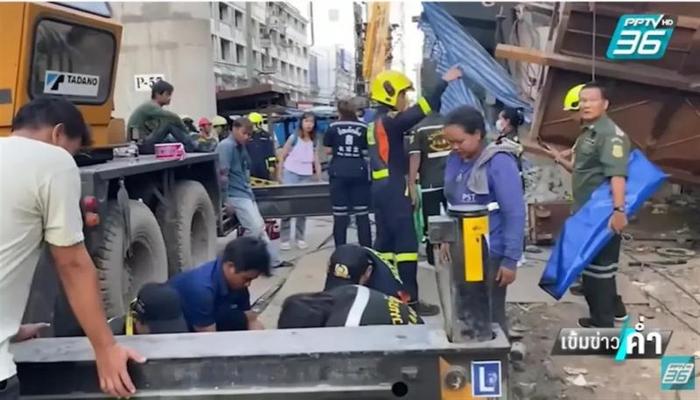 曼谷一在建高架桥突然倒塌，压垮下方车辆，致2死13伤