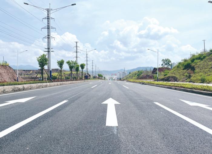 梧州临港经济区进港大道改扩建工程全线通车