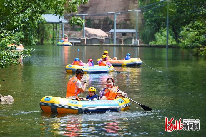 河北邢台：峡谷漂流享清凉