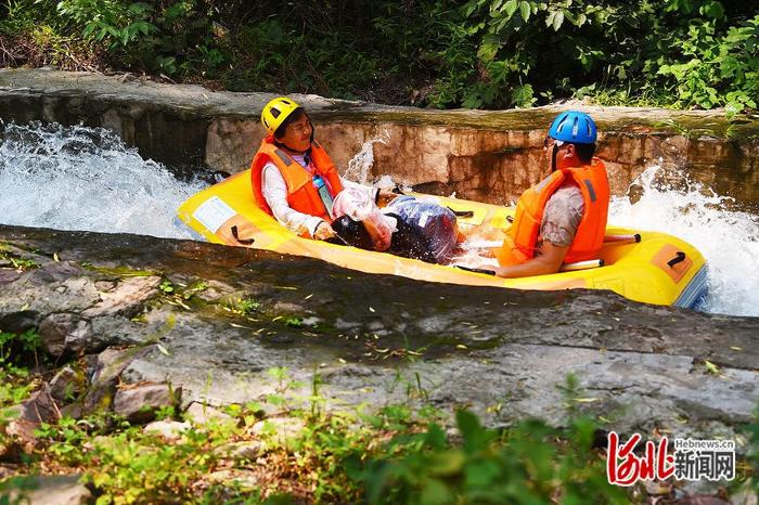 河北邢台：峡谷漂流享清凉