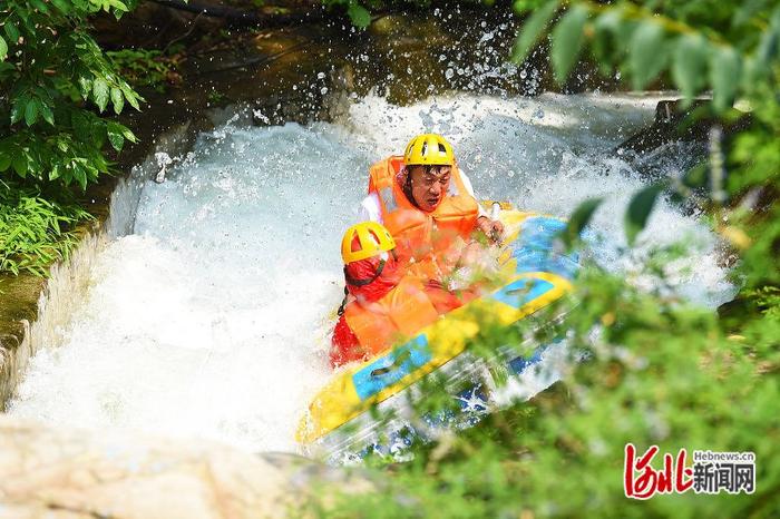 河北邢台：峡谷漂流享清凉