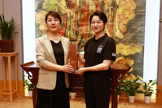 吴静钰现身首都博物馆 捐赠中国第一尊奥运电竞奖杯