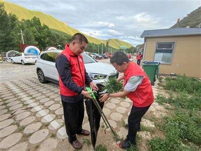 市林草局组织志愿者在大青山国家登山健身步道开展志愿服务活动