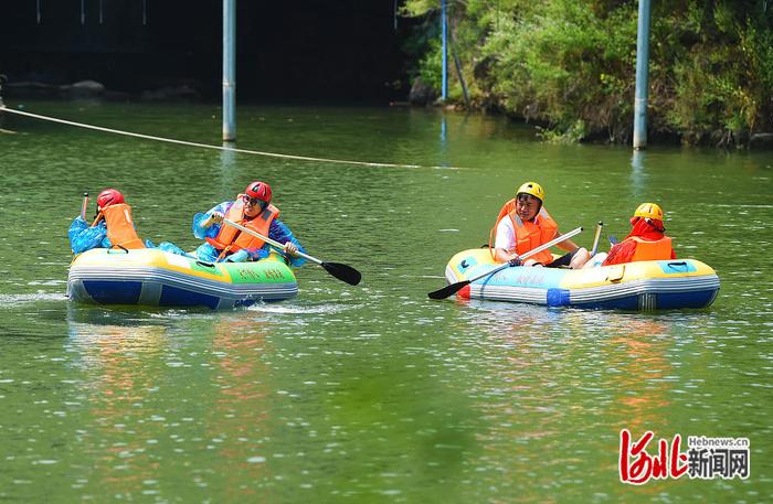 河北邢台：峡谷漂流享清凉