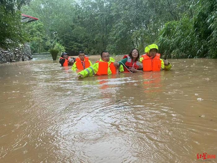 连续暴雨！四川江油公安转移被困群众123人，境内多路段交通管制