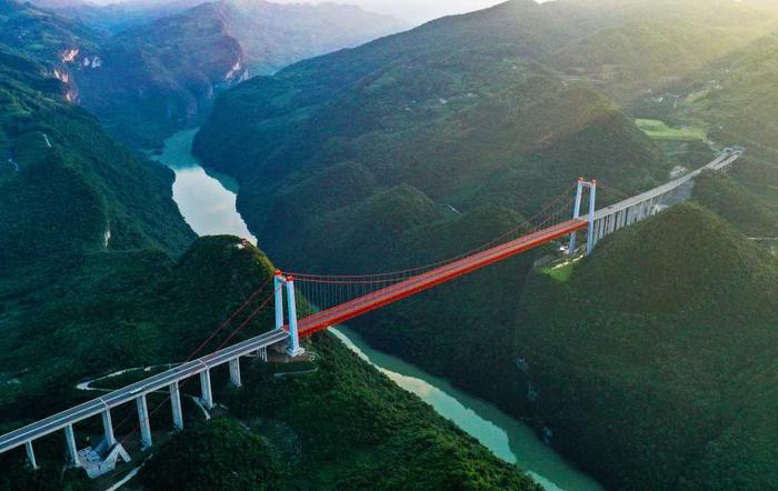 贵州遵义：乌江特大桥成了当地的“致富桥”