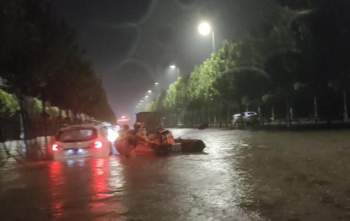 突降暴雨多人被困，西安消防紧急救援......