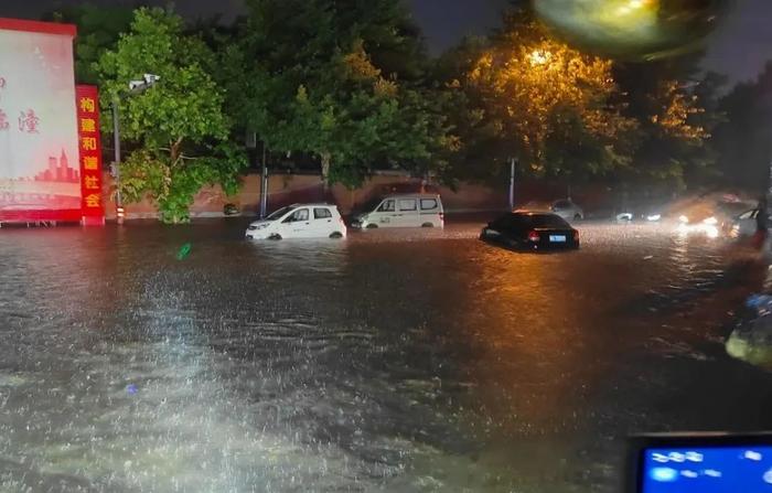 突降暴雨多人被困，西安消防紧急救援......