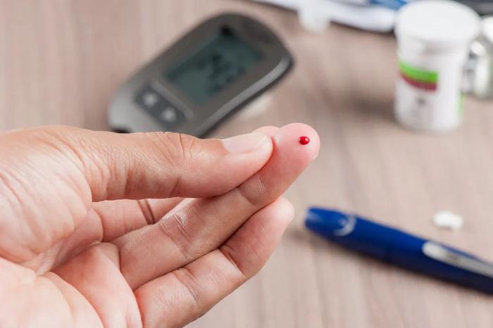 测血糖扎哪根手指最好？第二滴血比第一滴血更准确吗？