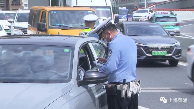 烈日下的坚守丨交警成“骄警”，他们是“离太阳最近的人”