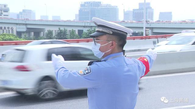 烈日下的坚守丨交警成“骄警”，他们是“离太阳最近的人”