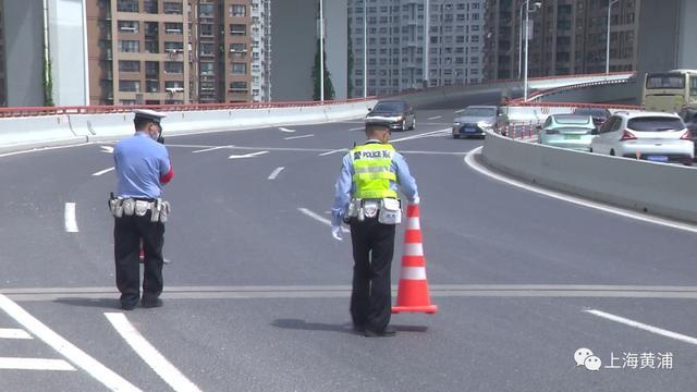 烈日下的坚守丨交警成“骄警”，他们是“离太阳最近的人”